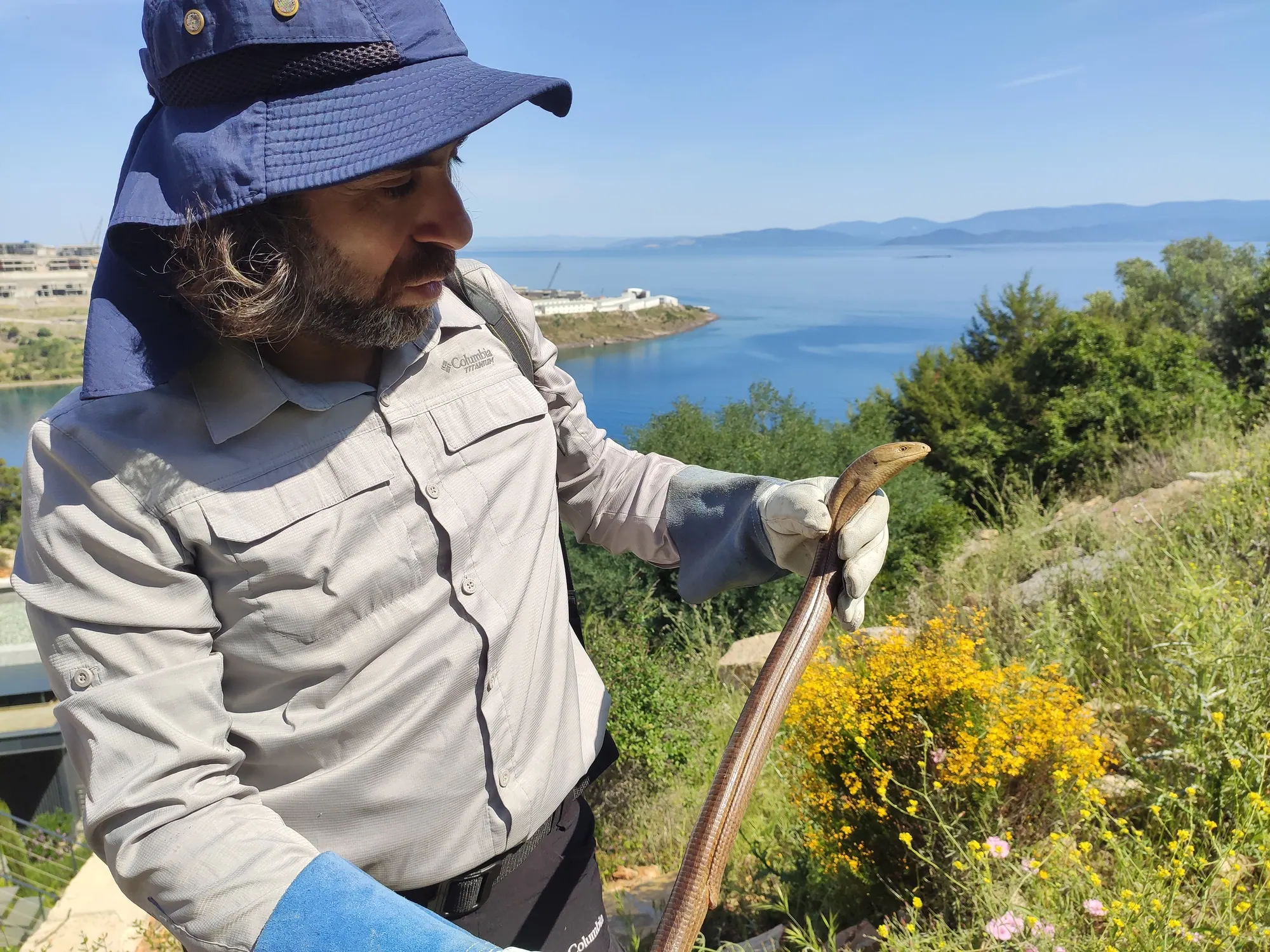Çevre mühendisleri sahada ölçüm ve numune alma çalışmasında